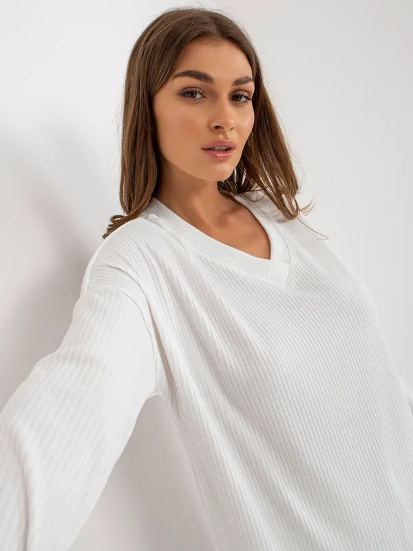 Ecru prążkowany komplet casualowy o kroju oversize - widok 2