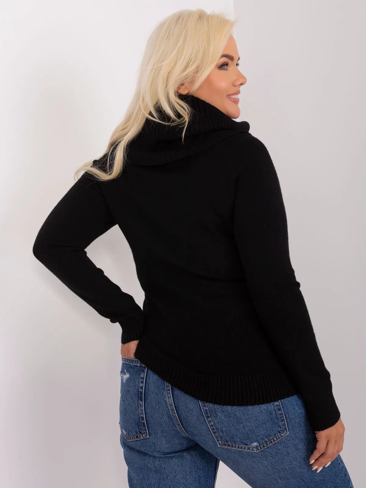 Czarny damski sweter plus size z wiskozą - zdjęcie 3