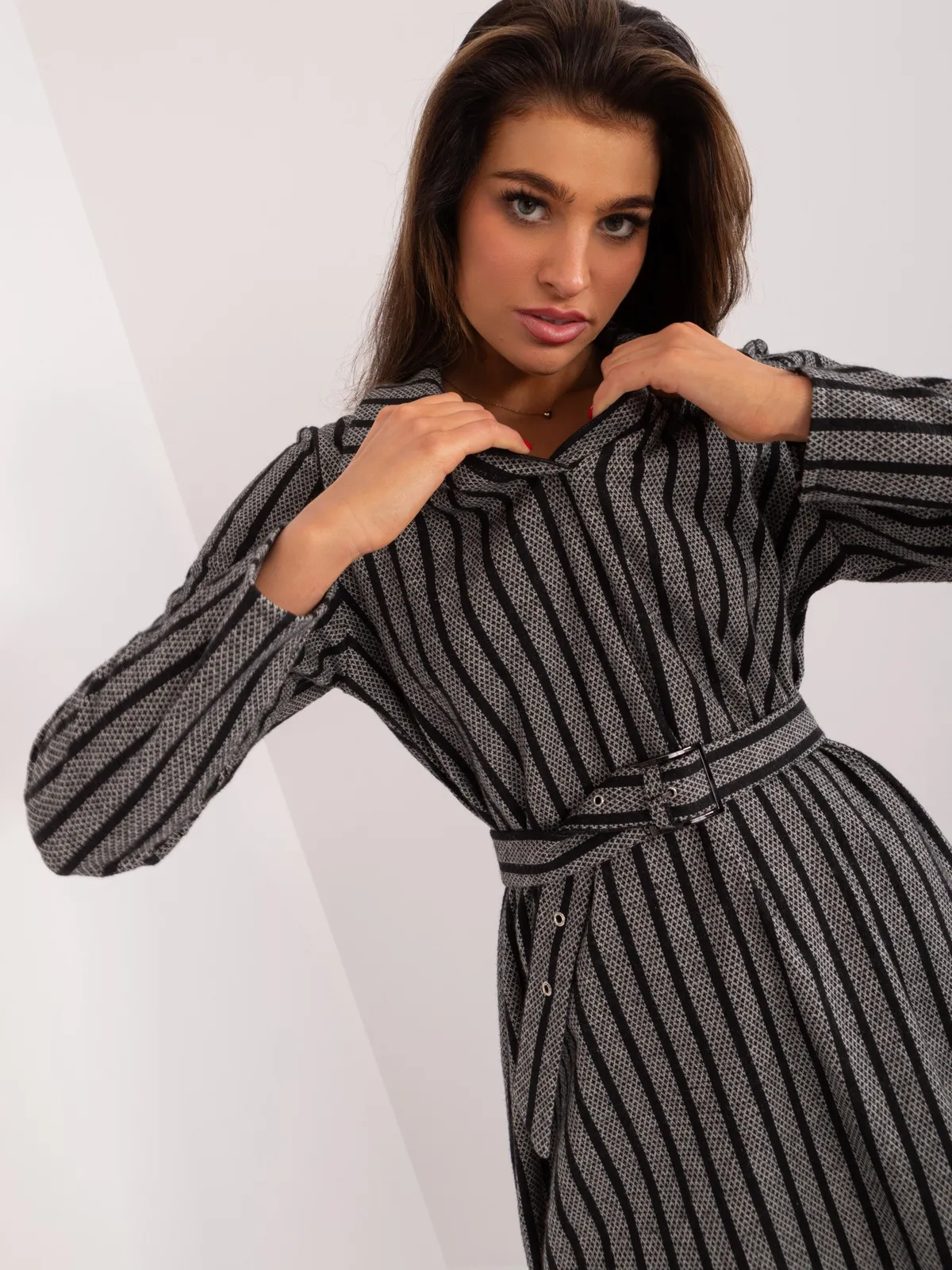 Elegancka sukienka koszulowa z paskiem midi - zdjęcie 1