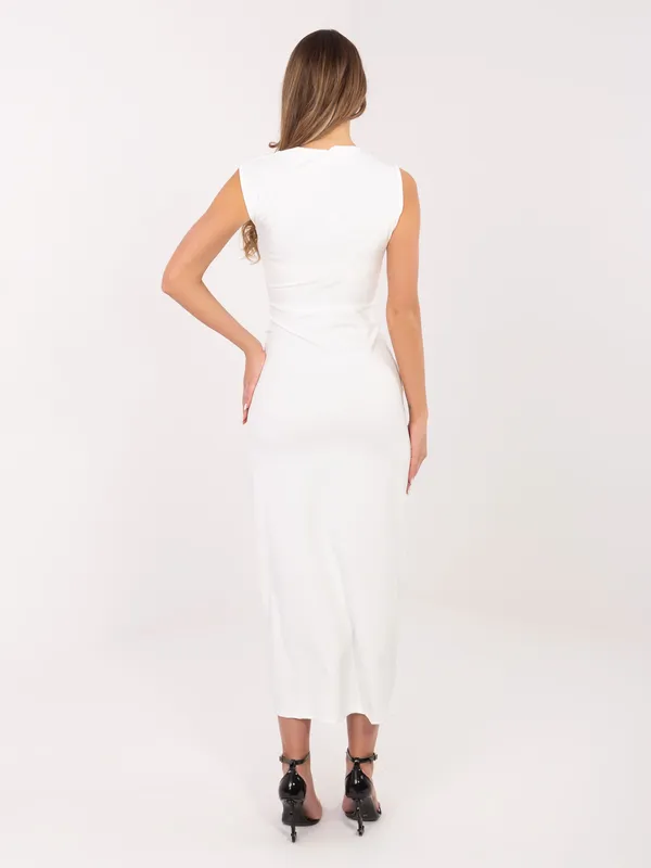 Sukienka midi o kroju dopasowanym z ozdobną klamrą