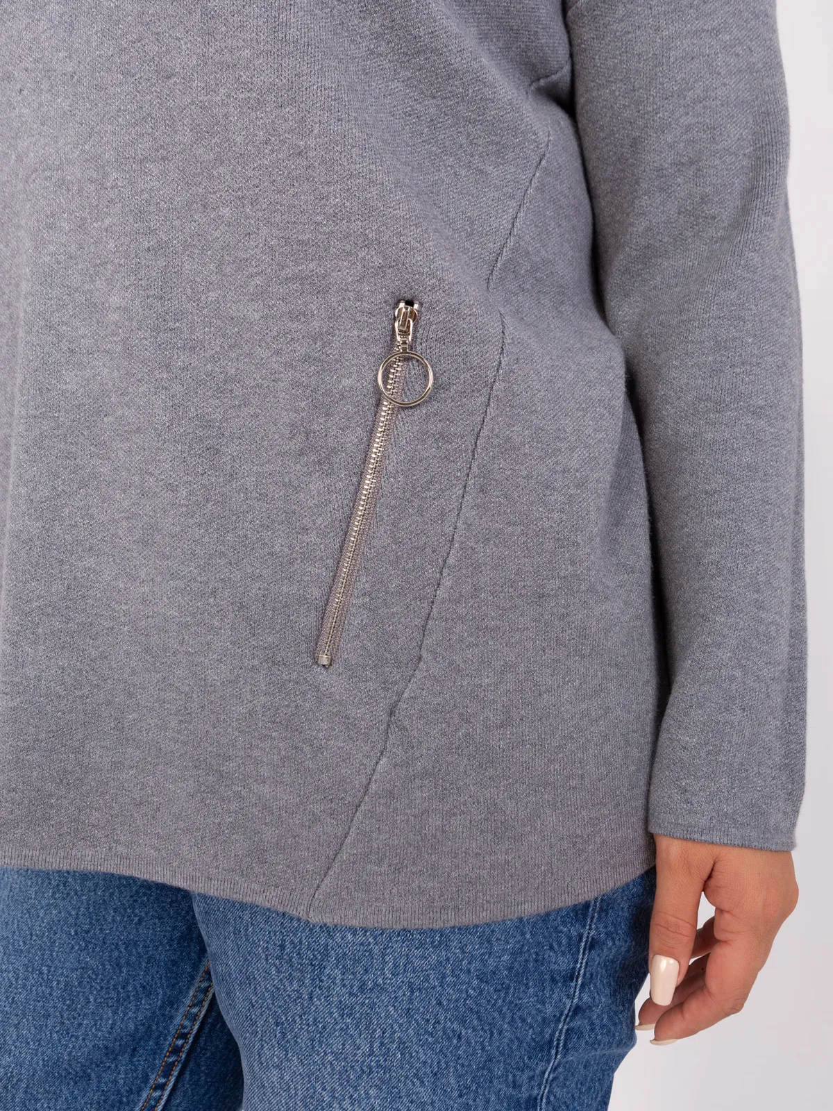 Czarny damski sweter plus size z wiskozą - zdjęcie 2