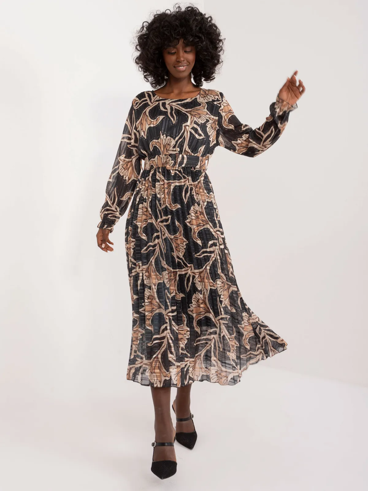 Plisowana sukienka midi z paskiem w talii - zdjęcie 1