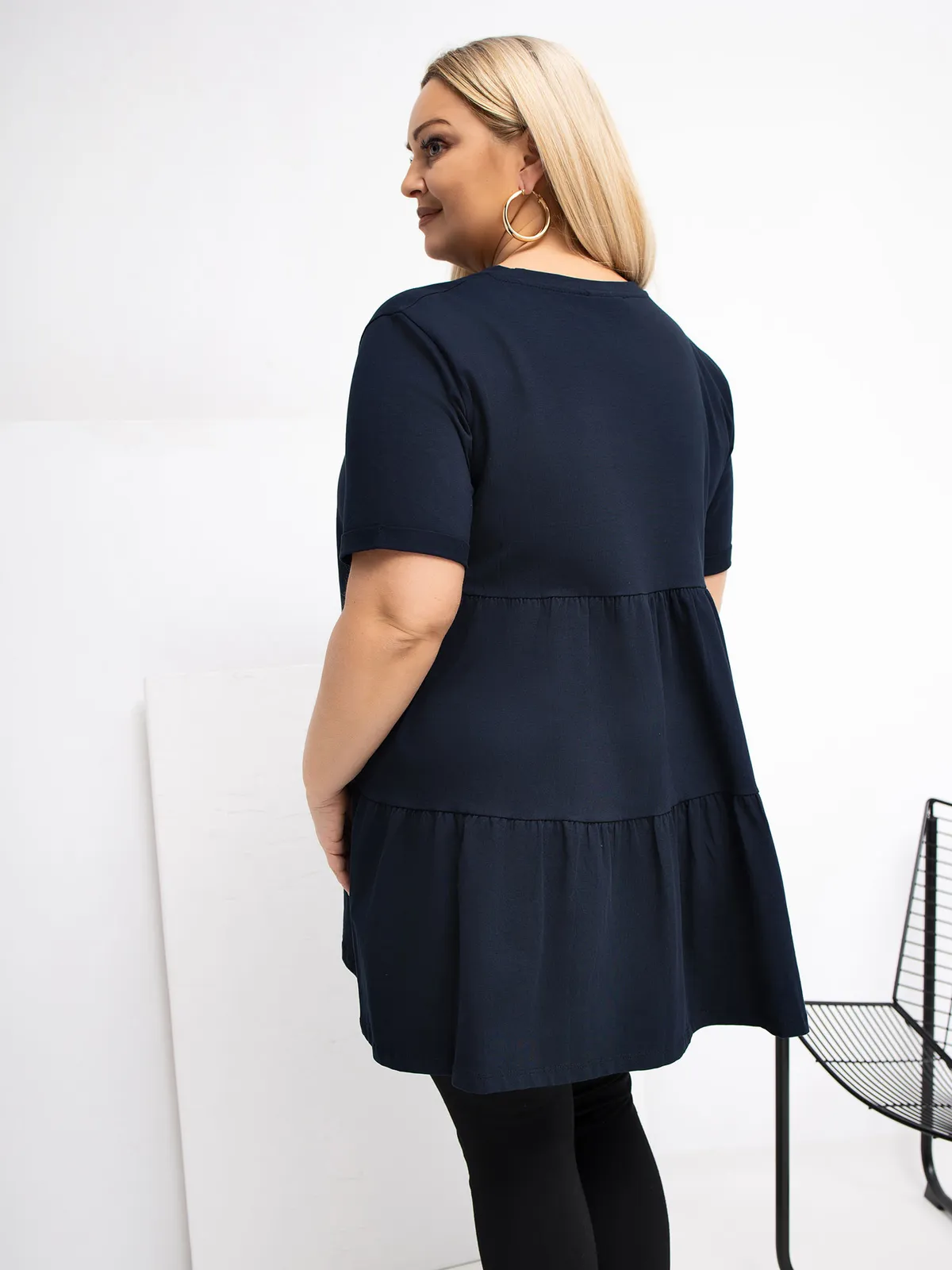 Khaki długa bluzka plus size basic z falbaną - zdjęcie 4