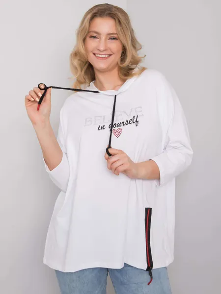 Biała bluzka plus size z błyszczącymi aplikacjami