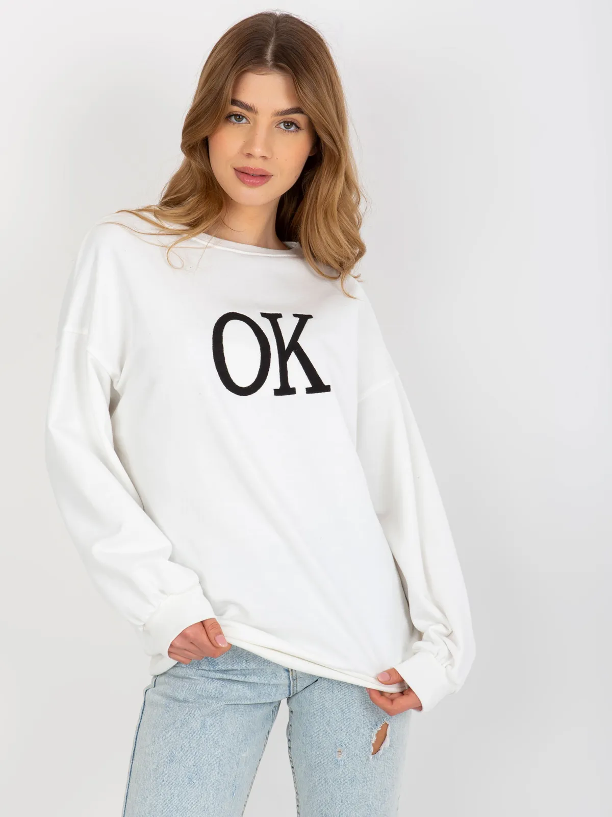 Szara luźna bluza oversize bez kaptura z haftem - zdjęcie 4