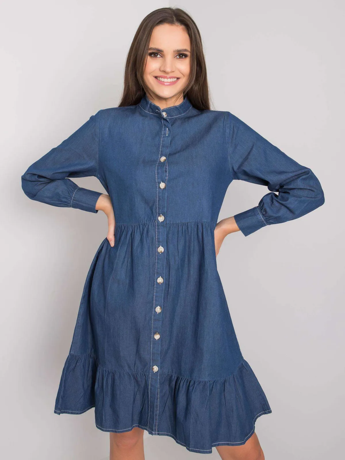 Sukienka koszulowa z falbaną o kroju midi - zdjęcie 1