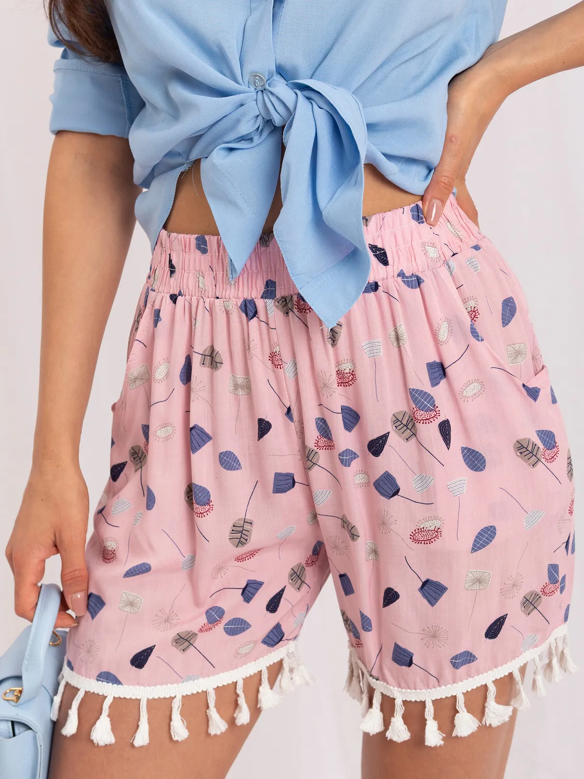Białe szorty plus size we wzory - zdjęcie 3