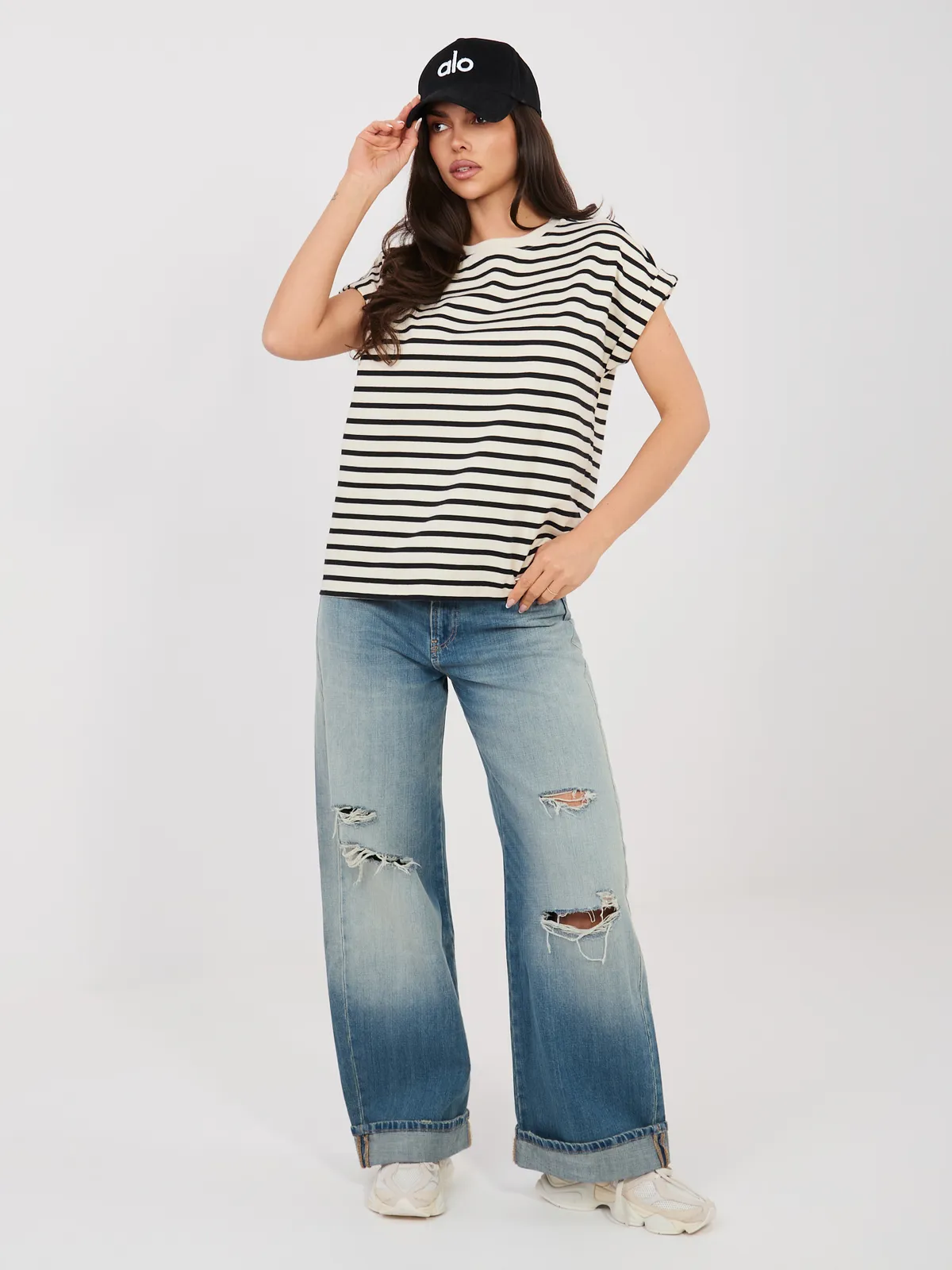 Klasyczny t-shirt w paski o kroju oversize - zdjęcie 5