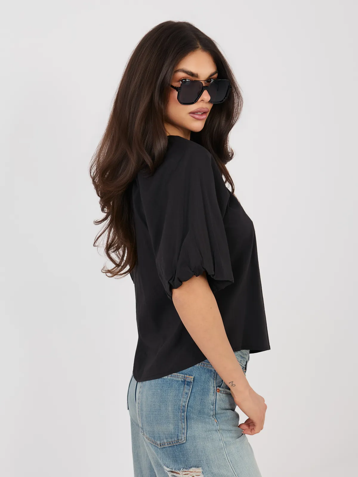 Bluzka z bufiastymi rękawami i wycięciem na plecach - zdjęcie 1