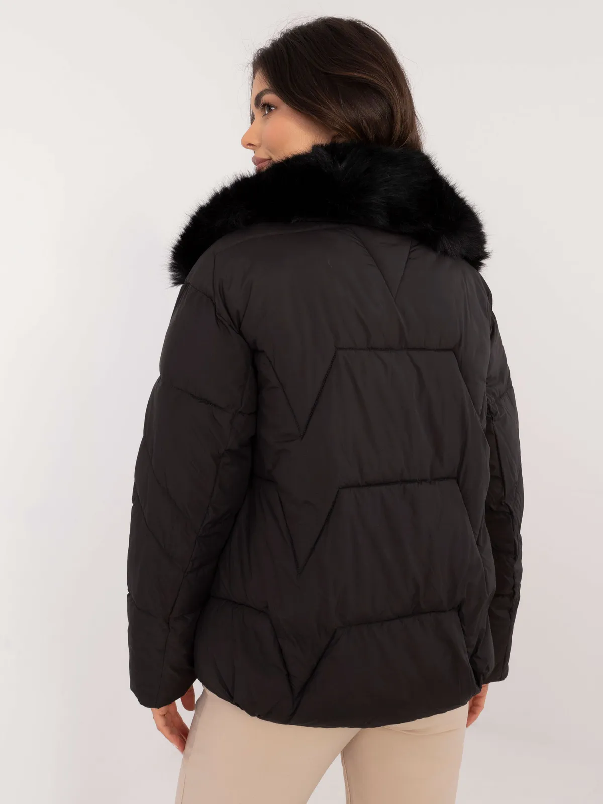 Pikowana kurtka z futrzanym kołnierzem w kroju oversize - zdjęcie 1