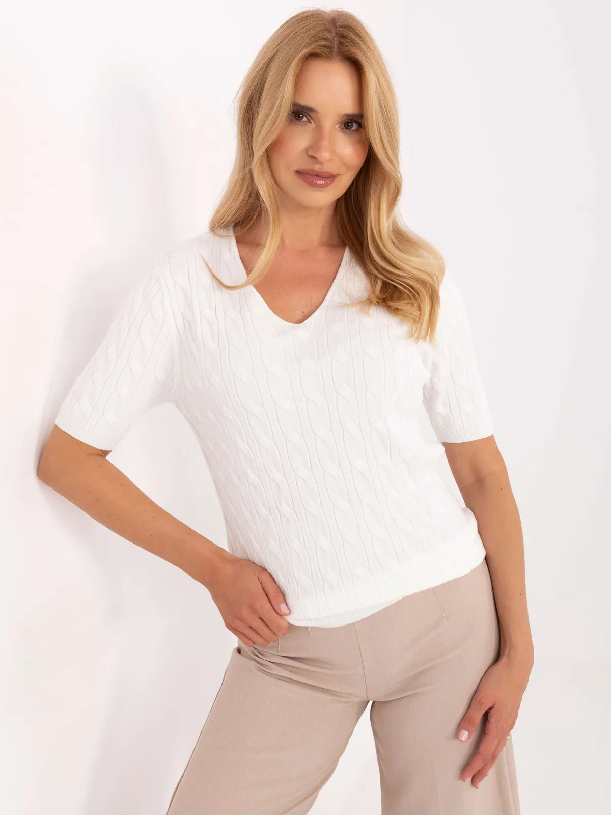 Klasyczny sweter z krótkim rękawem i warkoczami - zdjęcie 1