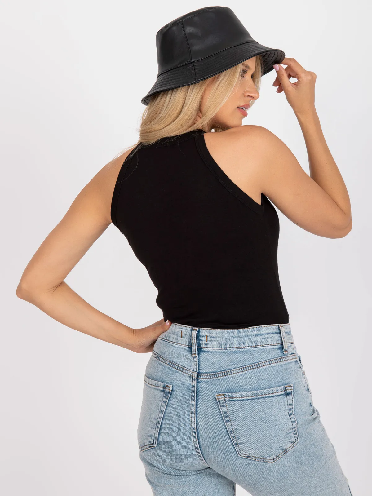 Dopasowany top z ozdobnym napisem typu halter - zdjęcie 2