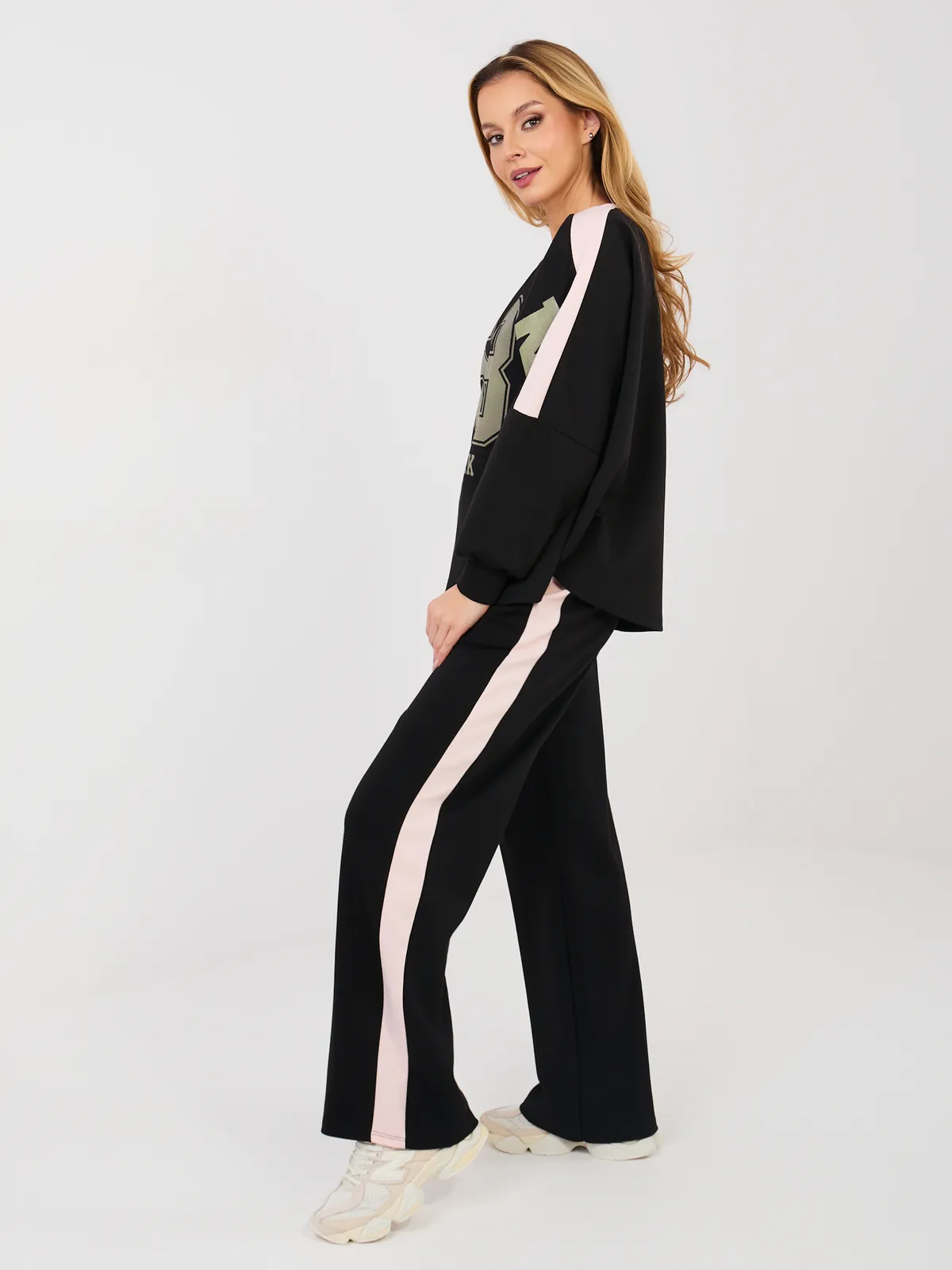 Wygodne spodnie dresowe z lampasami o kroju wide leg - zdjęcie 1