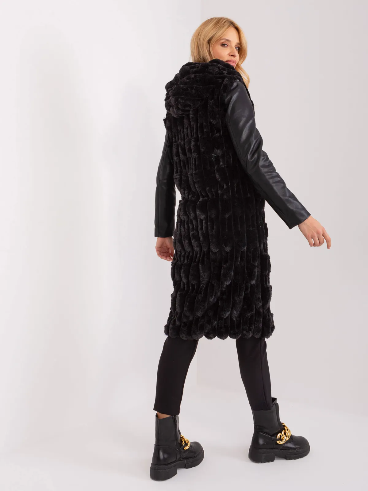 Długa kamizelka z kapturem o fakturze futra - zdjęcie 1