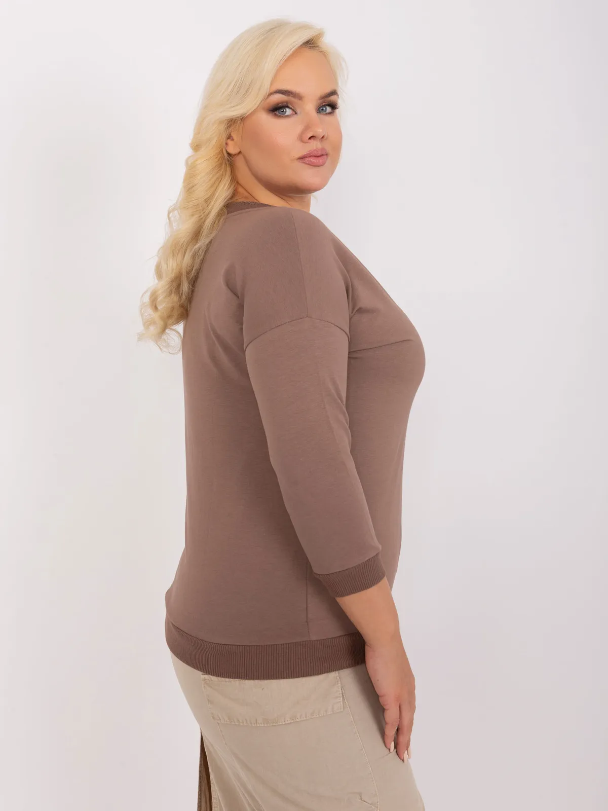 Czerwona damska bluzka plus size z dekoltem V - zdjęcie 3