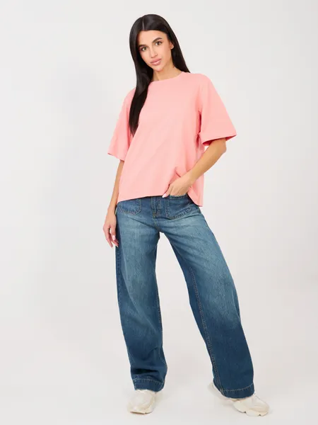 Minimalistyczny T-shirt o swobodnym kroju oversize