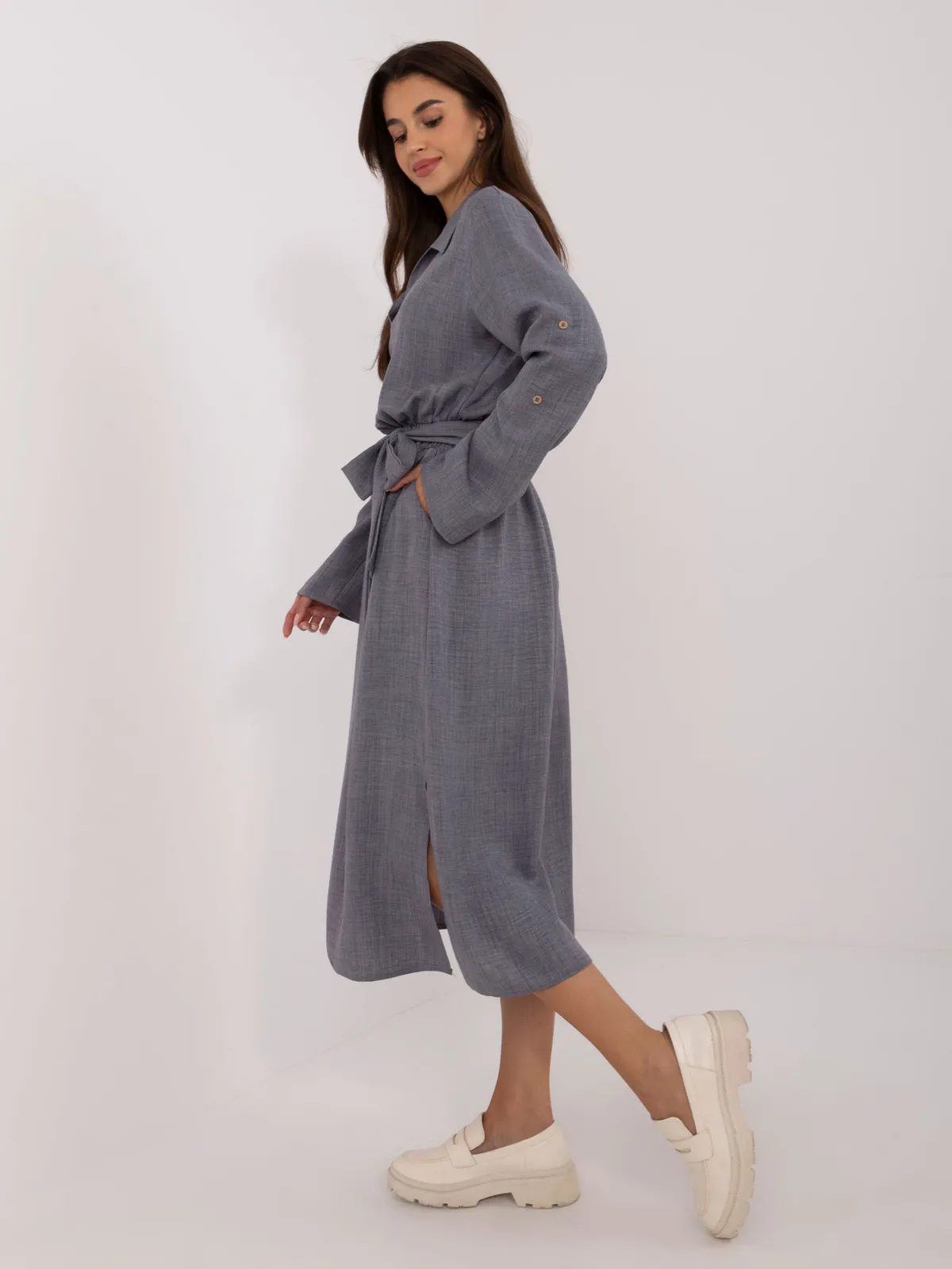 Casualowa sukienka koszulowa midi z wiązaniem w talii - zdjęcie 1