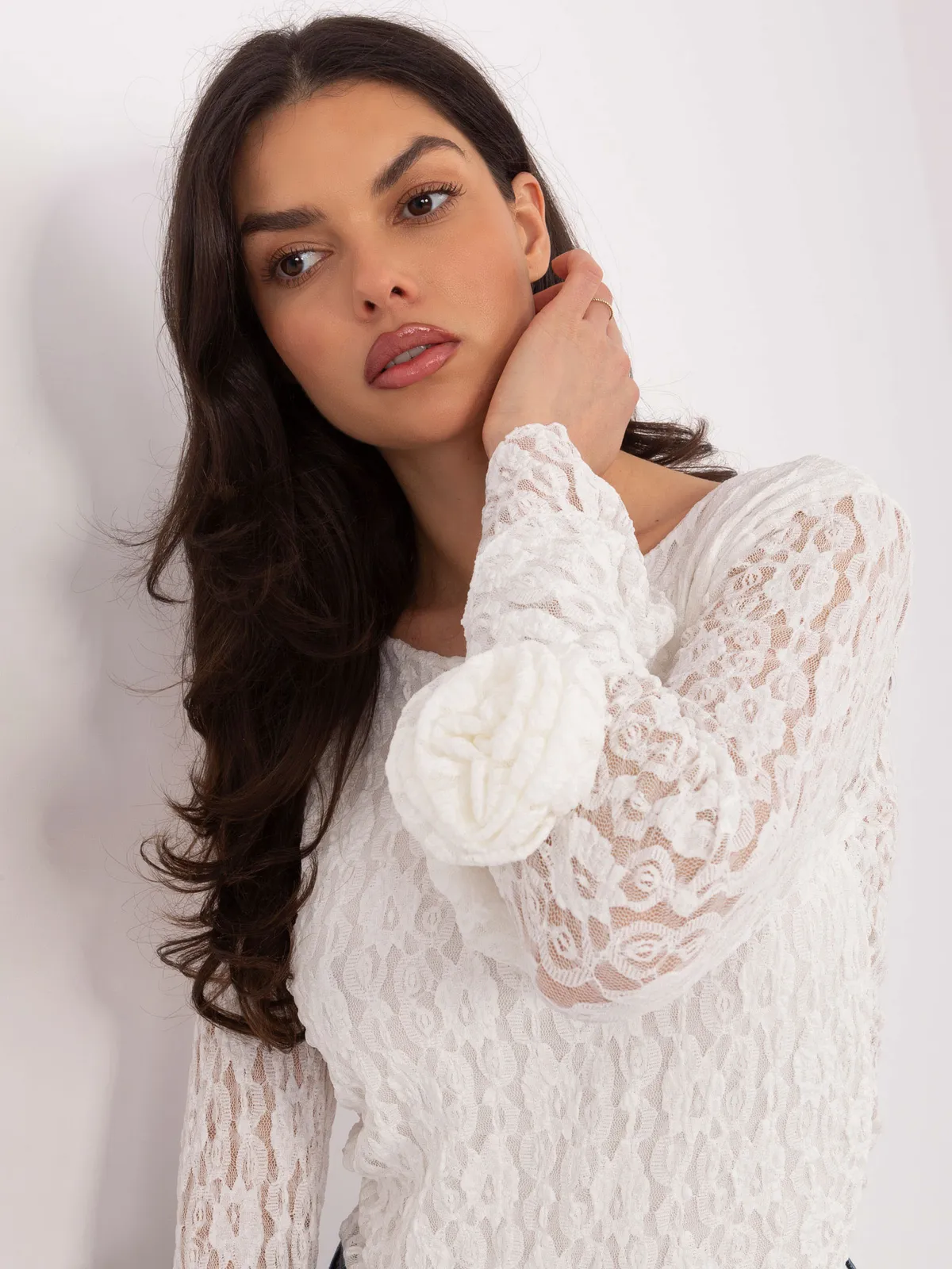 Koronkowa bluzka z rozkloszowanymi rękawami i różą - zdjęcie 1