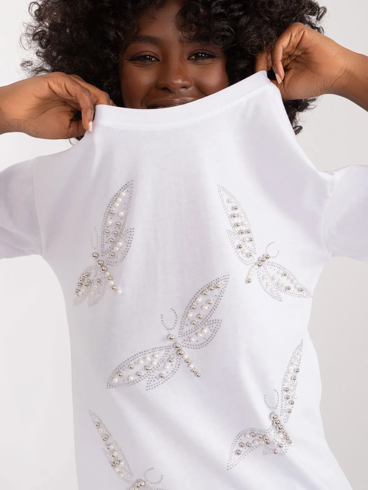 T-shirt oversize z ozdobnymi aplikacjami w kształcie ważek - zdjęcie 1