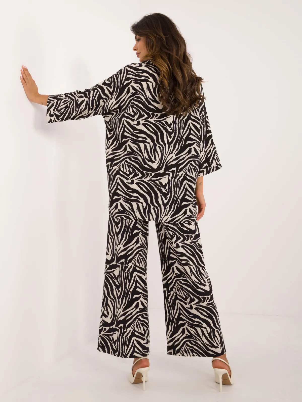 Oversize'owy komplet z koszulą i szerokimi spodniami - zdjęcie 1