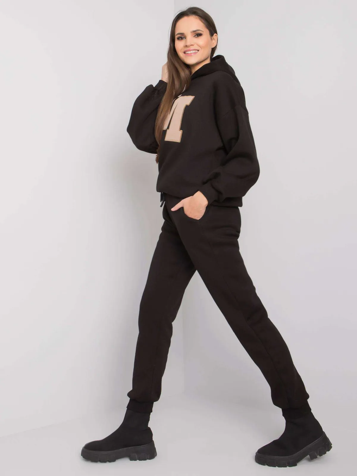 Sportowy komplet dresowy z kapturem i aplikacją - zdjęcie 1