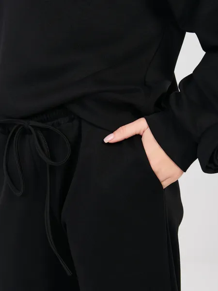 Dwuczęściowy komplet oversize z kwiatowym detalem na rękawach