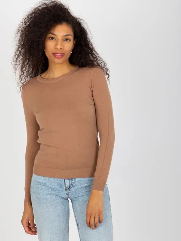 Camelowy gładki sweter klasyczny z okrągłym dekoltem