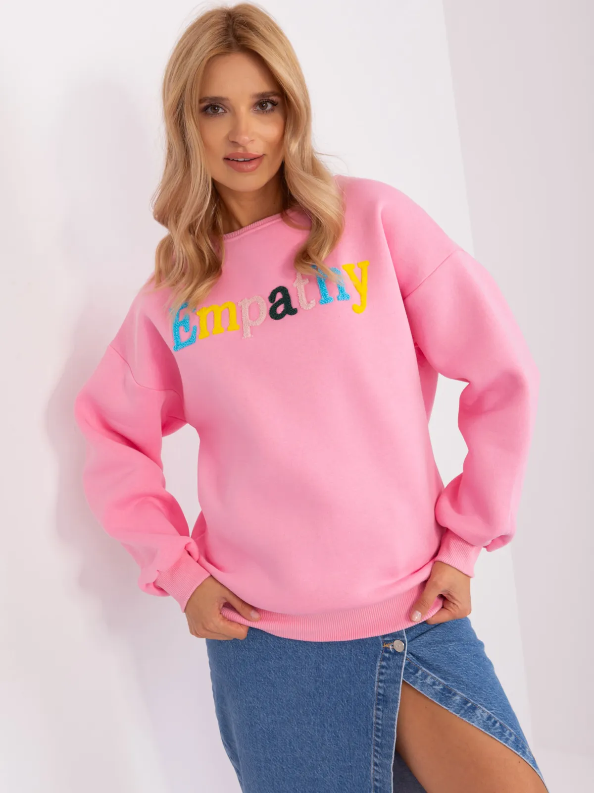 Jasnoniebieska bluza bez kaptura z napisem - zdjęcie 3