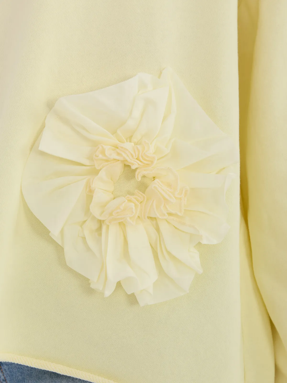 Bluzka oversize z ozdobnym kwiatowym detalem - zdjęcie 1