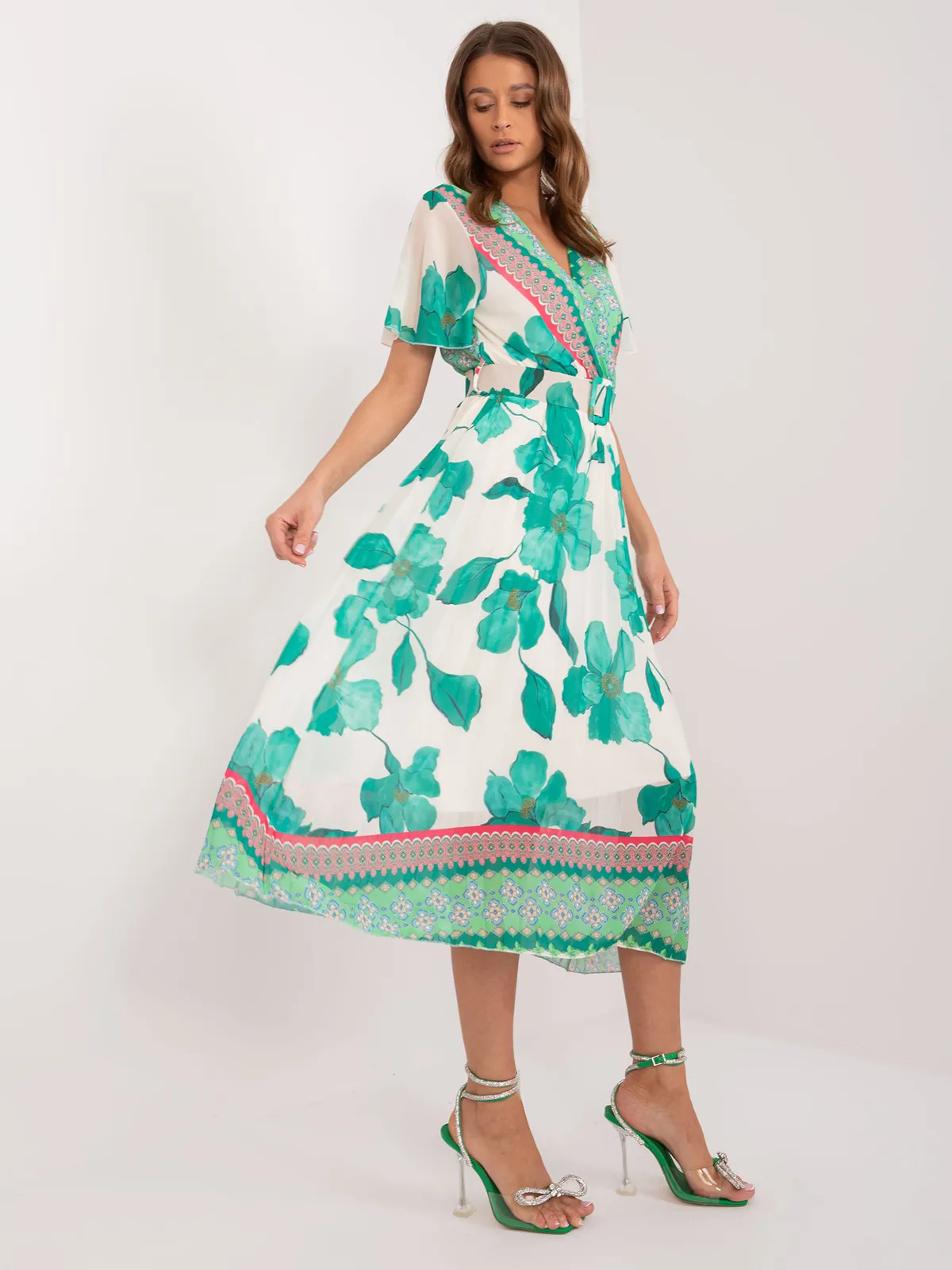 Plisowana sukienka midi o kopertowym kroju - zdjęcie 1