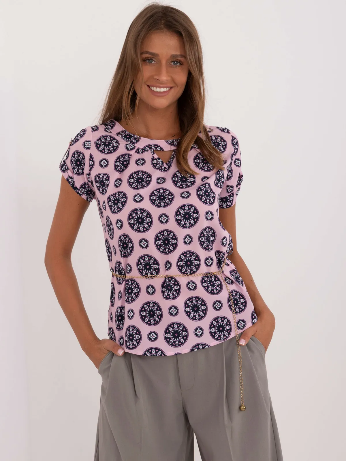 Bluzka wizytowa z ozdobnym łańcuszkiem w talii - zdjęcie 1