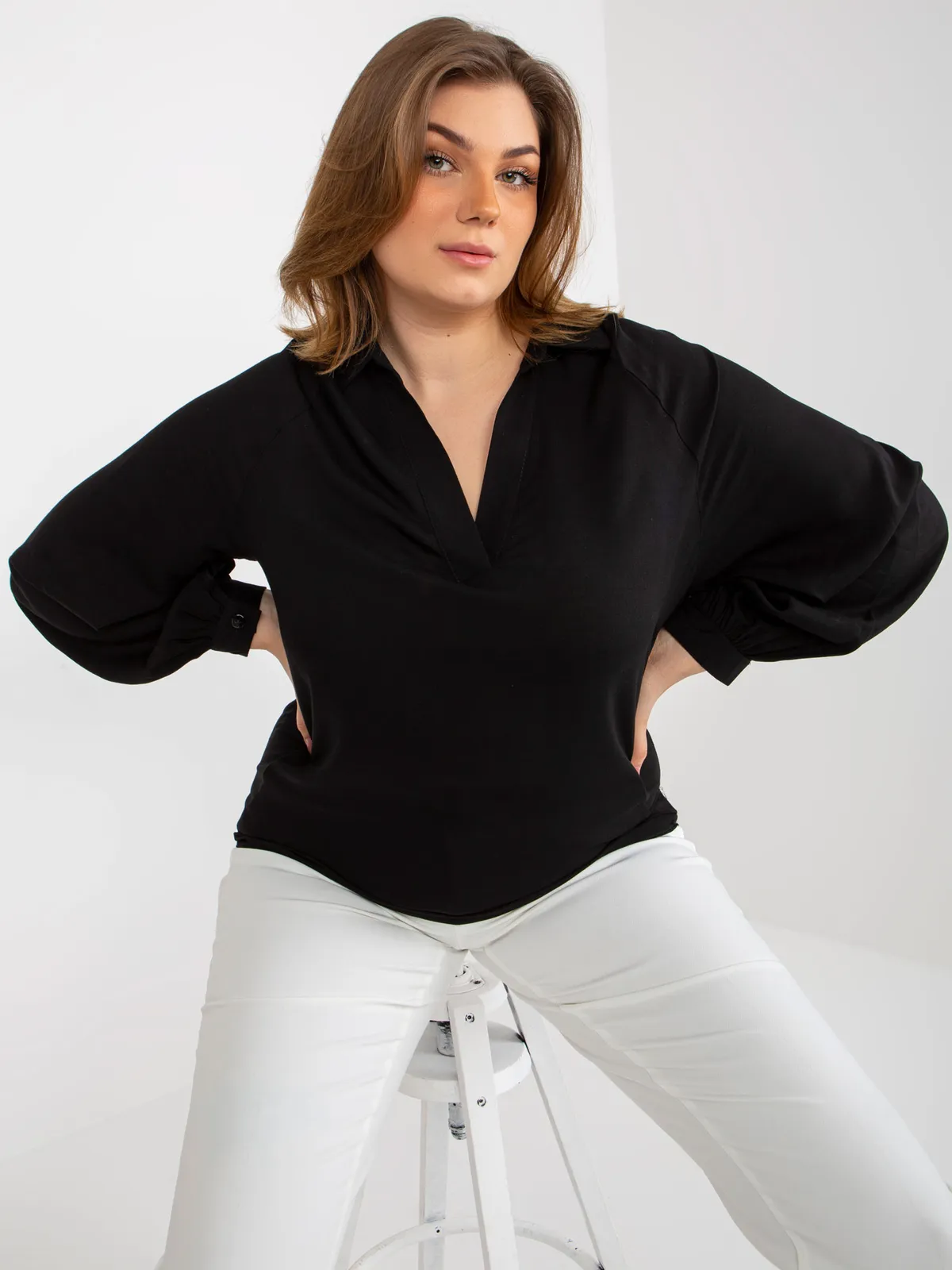 Czarna koszulowa bluzka plus size z wiskozy - zdjęcie 4