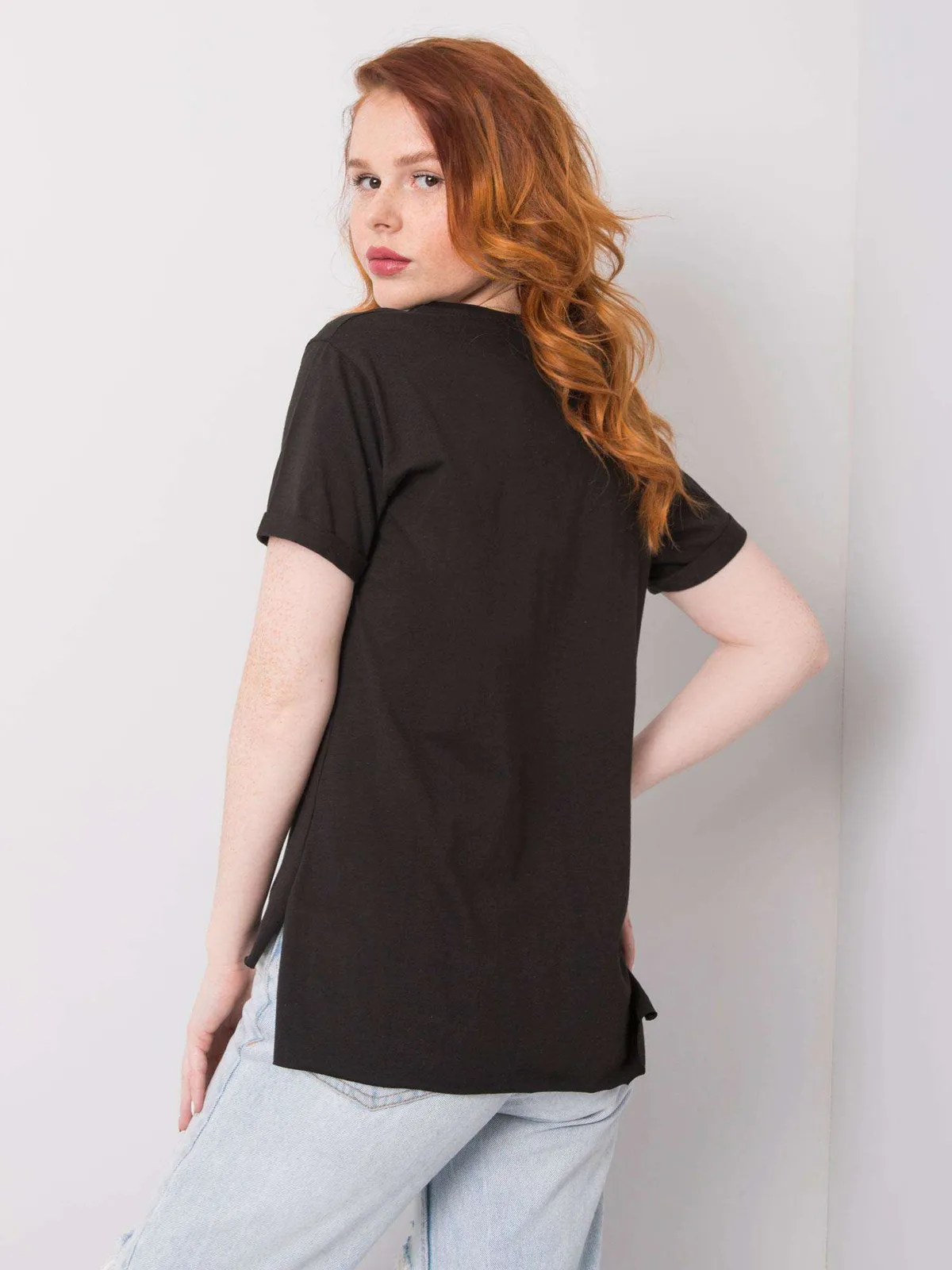 Czarny damski t-shirt z aplikacją - zdjęcie 4