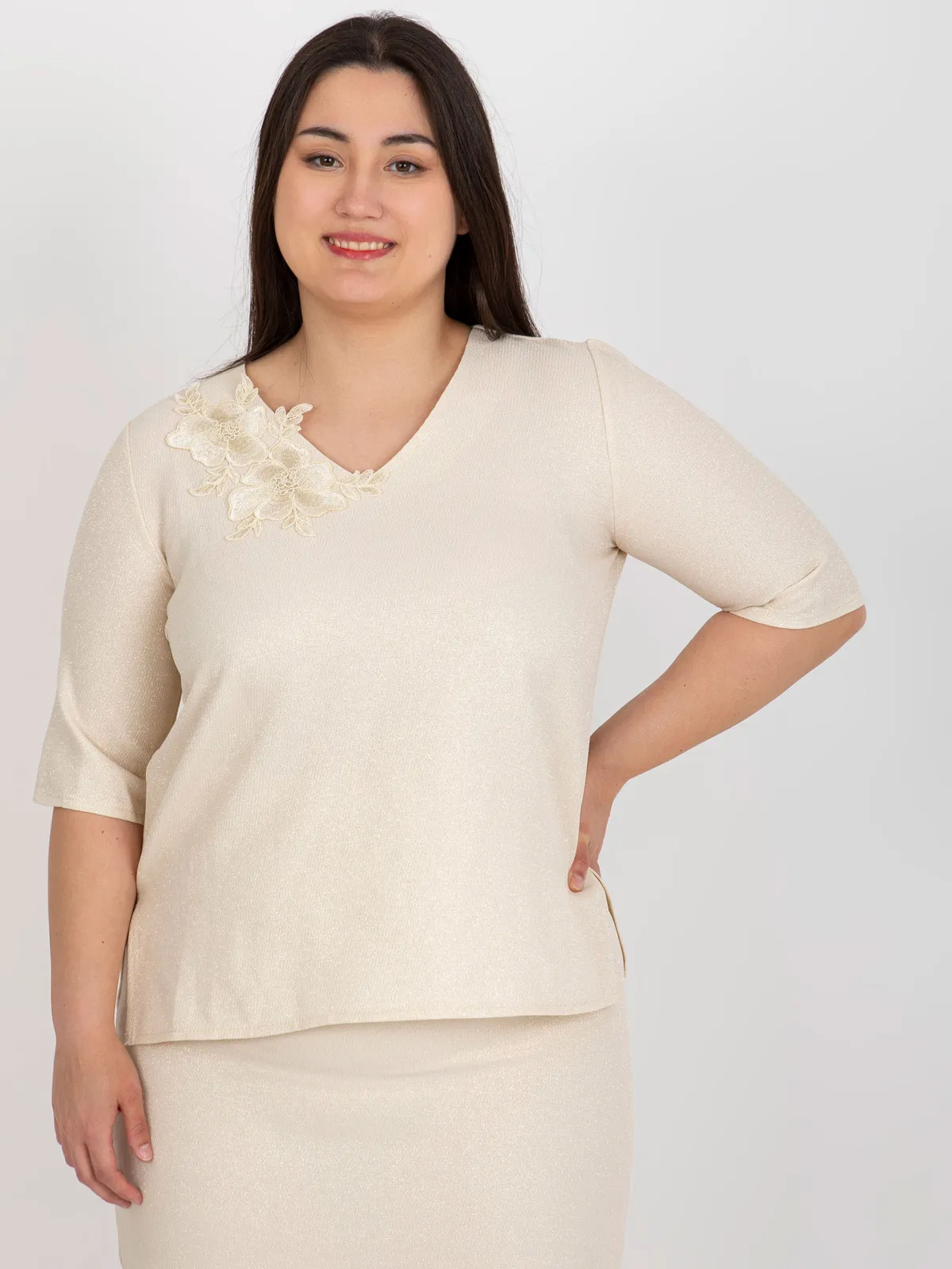 Beżowa bluzka plus size z krótkim rękawem - zdjęcie 3