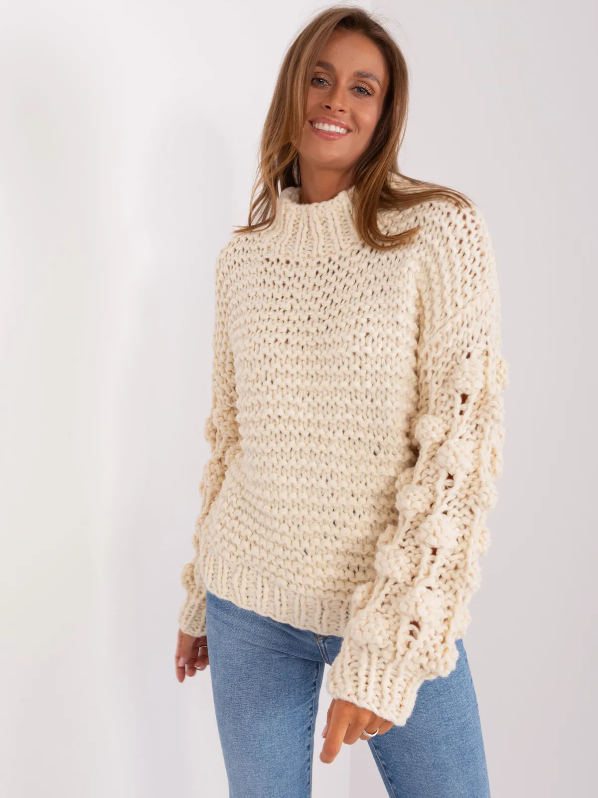 Fioletowy sweter oversize z bufiastym rękawem - zdjęcie 6