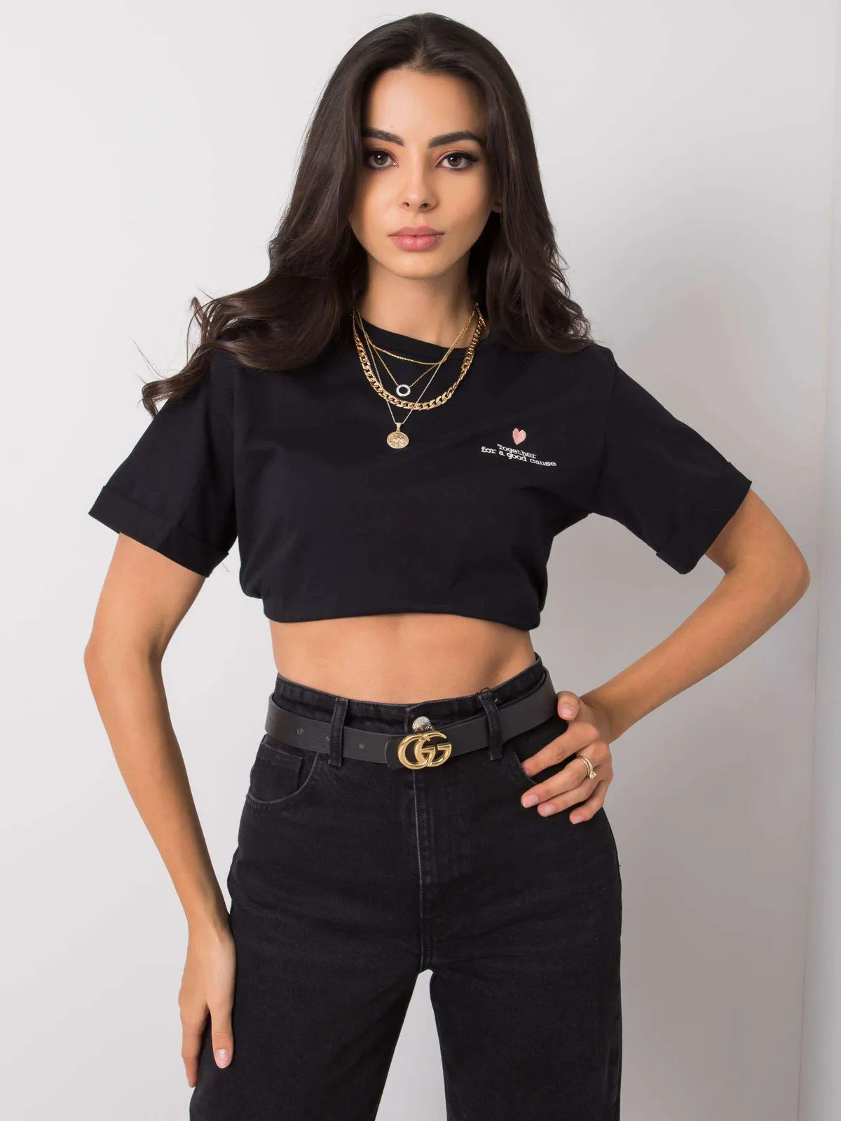 Czarny t-shirt damski z haftem - zdjęcie 3