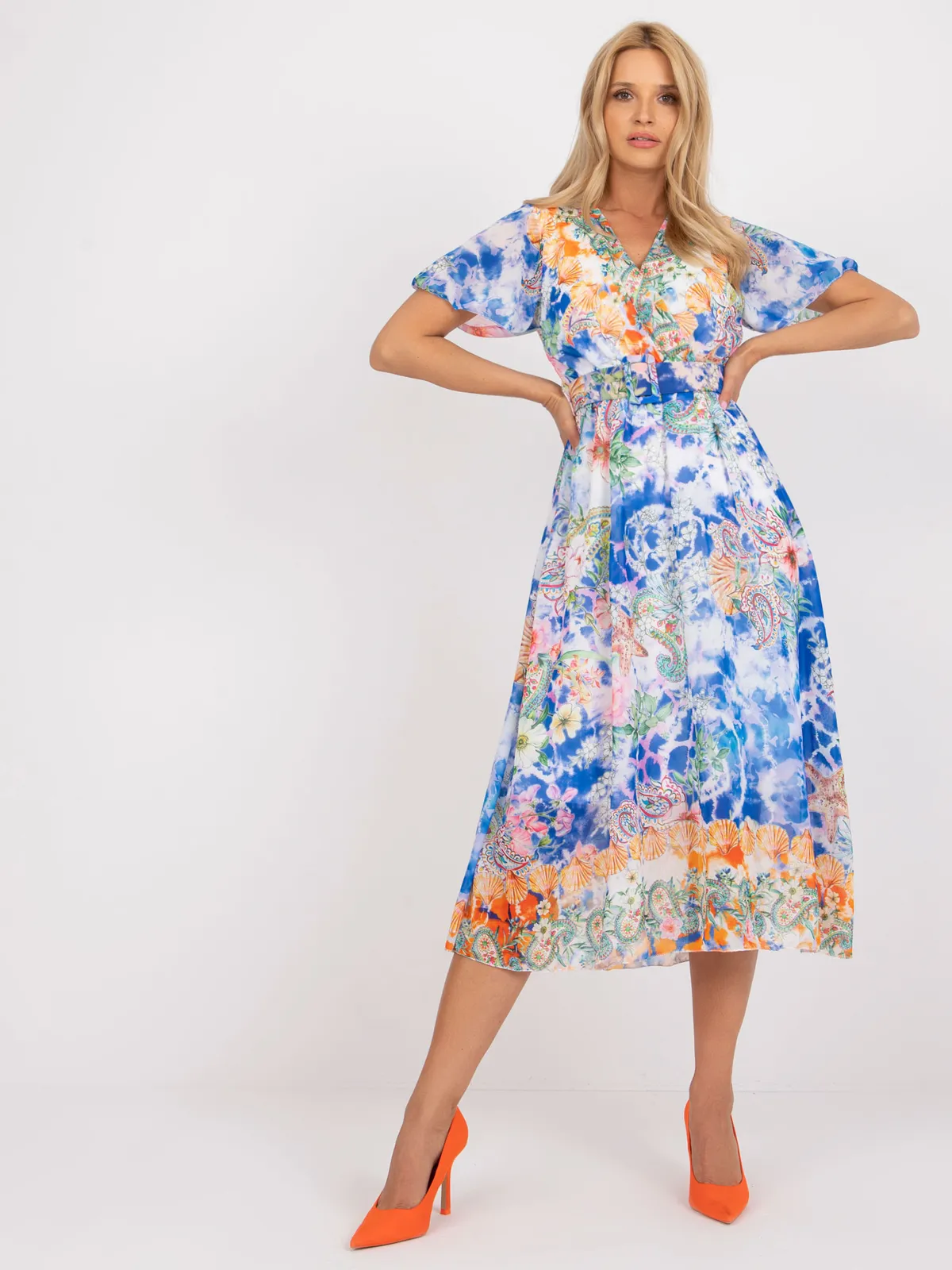 Sukienka midi z paskiem i dekoltem kopertowym - zdjęcie 1