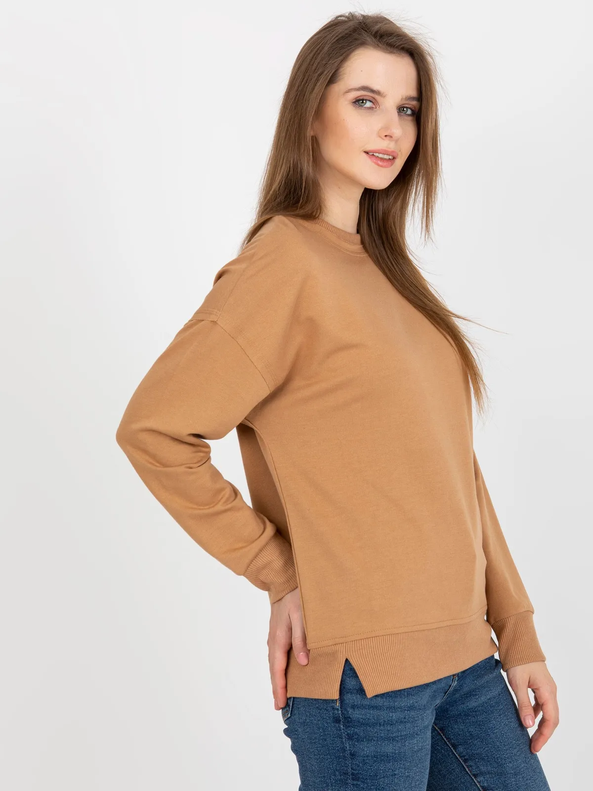 Camelowa bluza basic bez kaptura z okrągłym dekoltem - zdjęcie 4