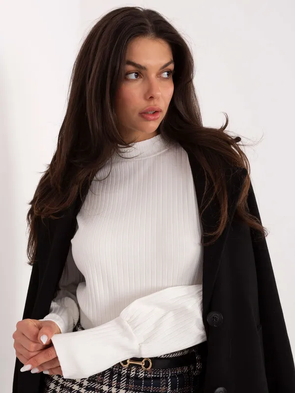 Prążkowana bluzka z półgolfem i bufiastymi rękawami