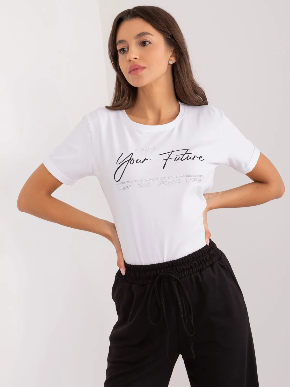 T-shirt z napisem i ozdobnymi dżetami - zdjęcie 1