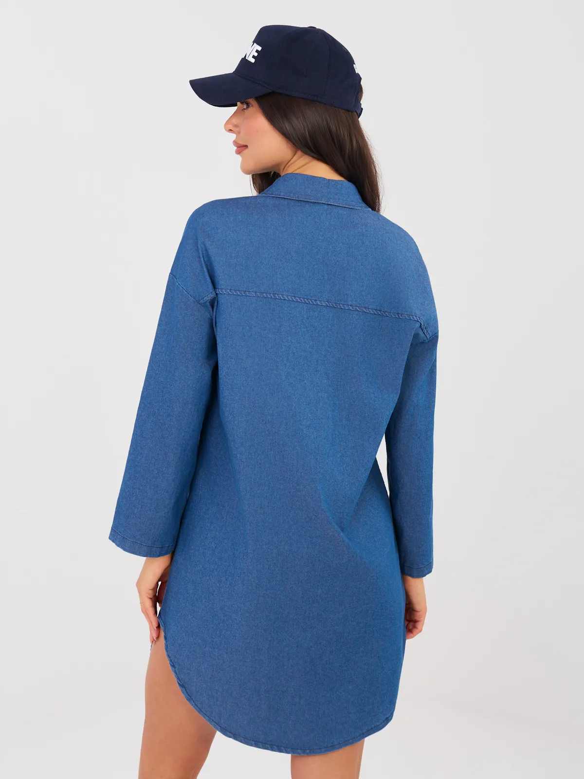 Koszulowa sukienka o kroju oversize z kieszeniami - zdjęcie 1