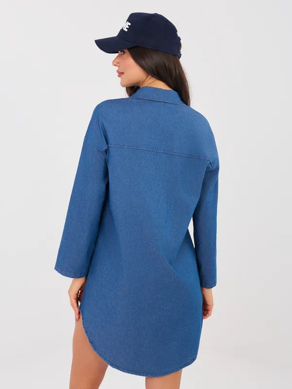 Koszulowa sukienka o kroju oversize z kieszeniami