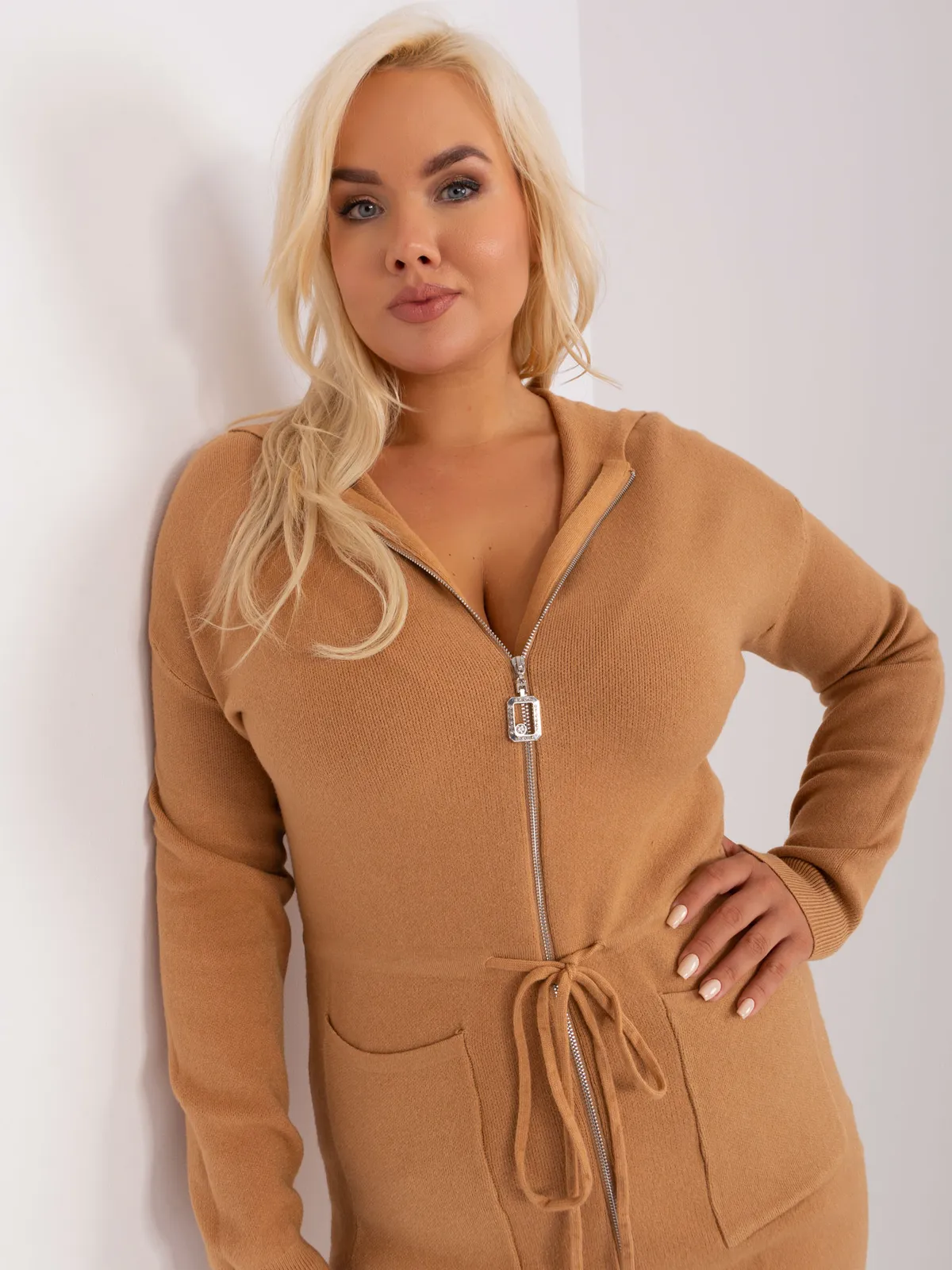 Szary długi sweter plus size z suwakiem - zdjęcie 5