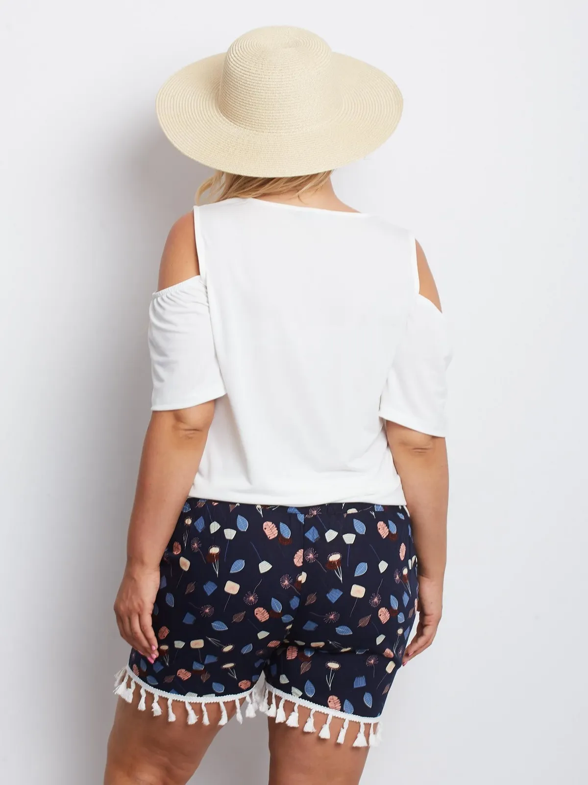 Białe szorty plus size we wzory - zdjęcie 3