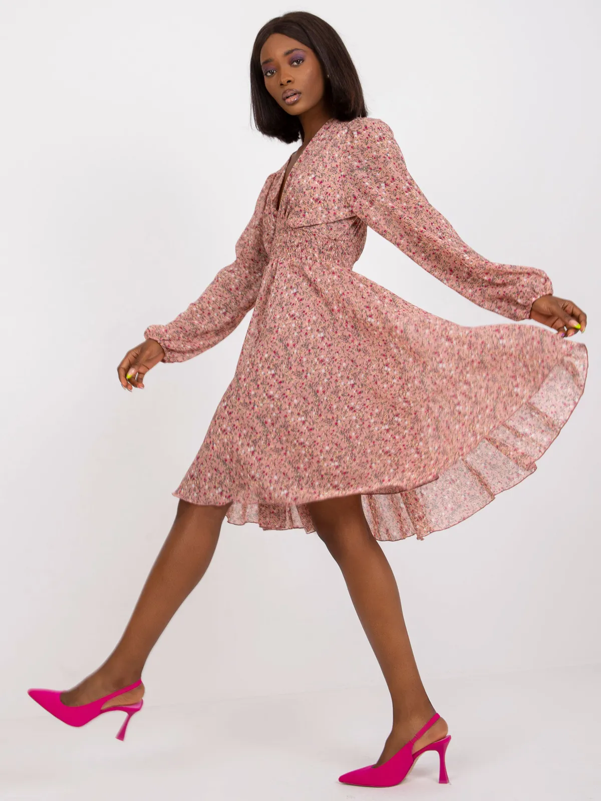 Sukienka midi z głębokim dekoltem i marszczeniem - zdjęcie 1