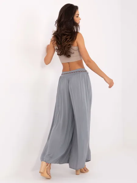 Luźne spodnie palazzo w stylu boho z paskiem