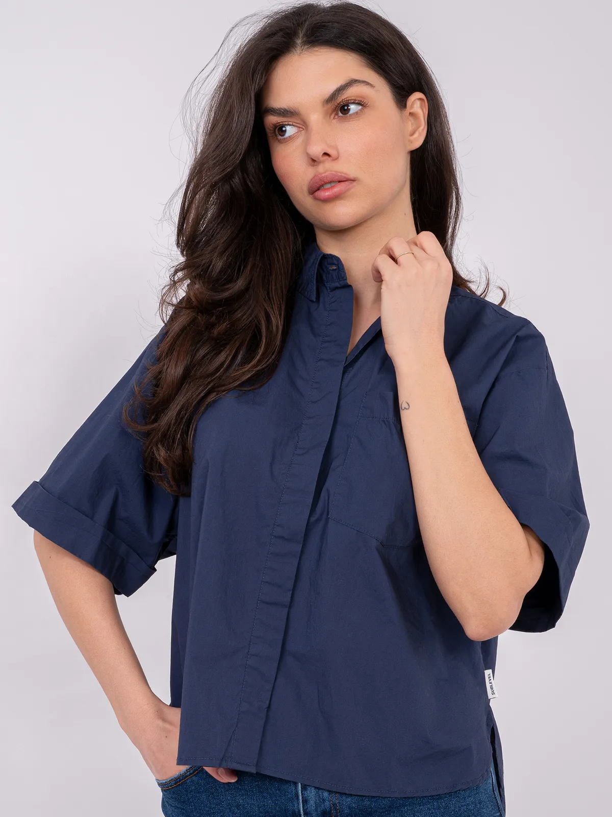 Koszula oversize o kroju boxy z kieszenią - zdjęcie 5