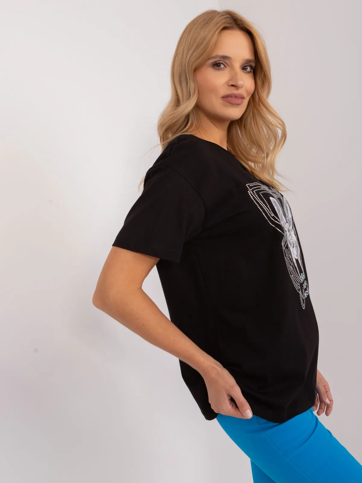 Casualowy t-shirt z ozdobnym motywem motyla - zdjęcie 1