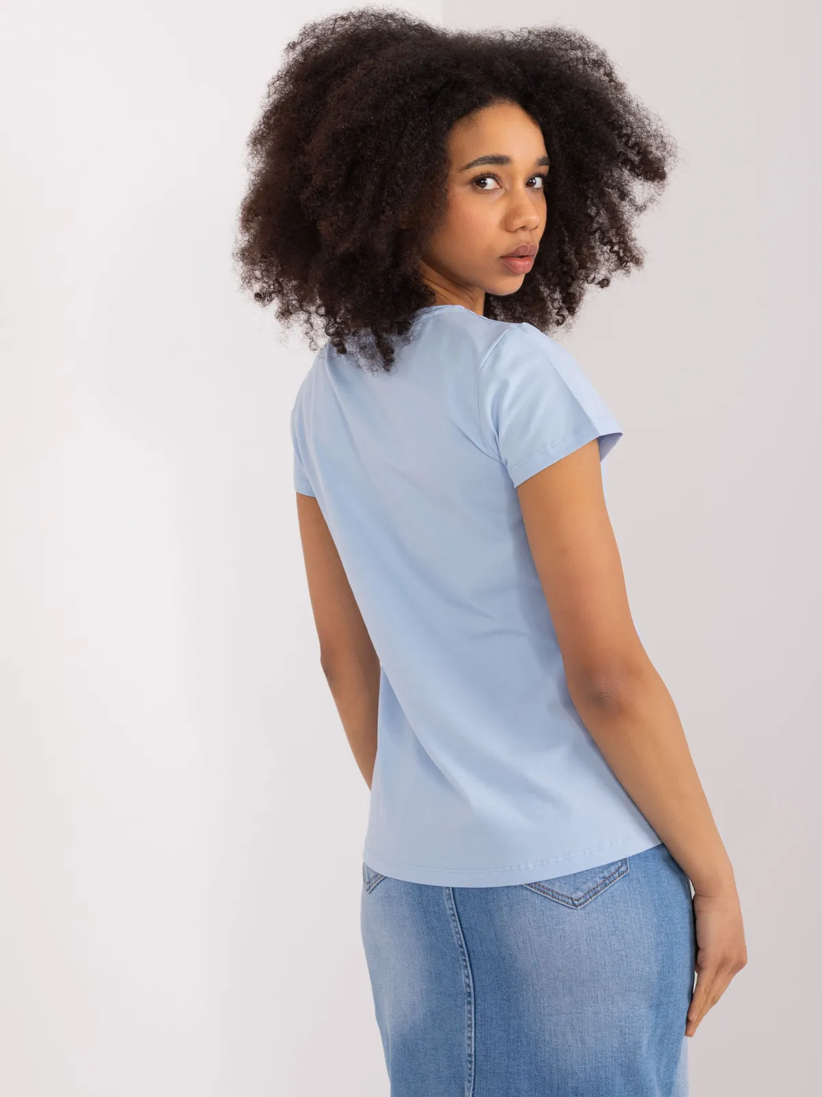 Casualowa koszulka z aplikacją w misie - zdjęcie 1