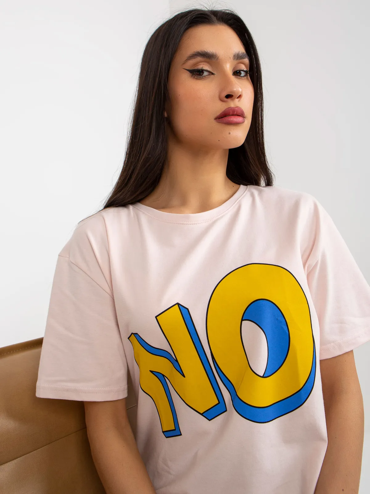 Jasnoróżowy bawełniany  t-shirt z nadrukiem - zdjęcie 5